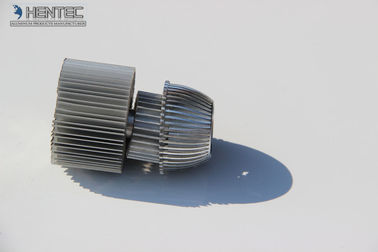 6063 - T5 アルミニウム脱熱器放出はアルミニウム放出のラジエーターの側面図を描きます