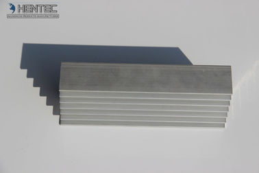 アルミニウム放出は陽極酸化されるカッティング・ドリリング CNC の機械化の側面図を描きます